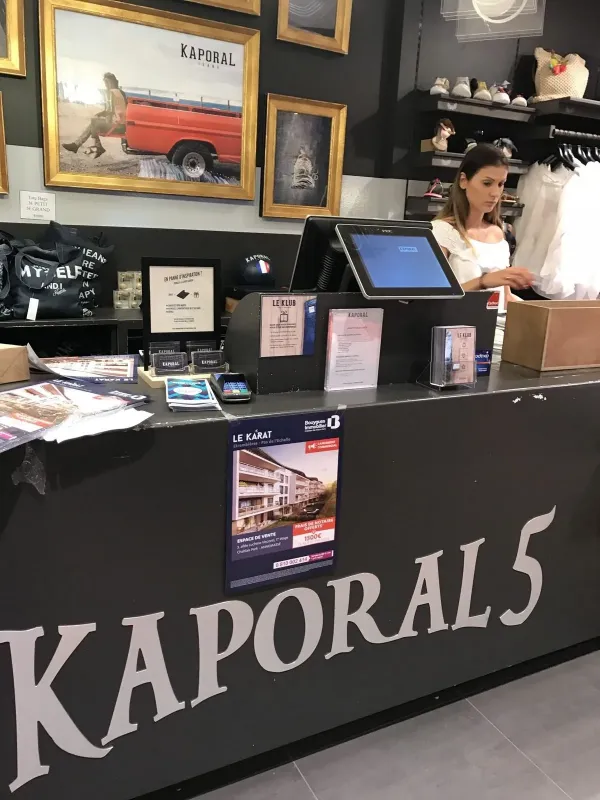 Magazines posés sur le comptoir d’une boutique